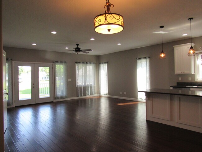 Building Photo - 405 E Palace Row