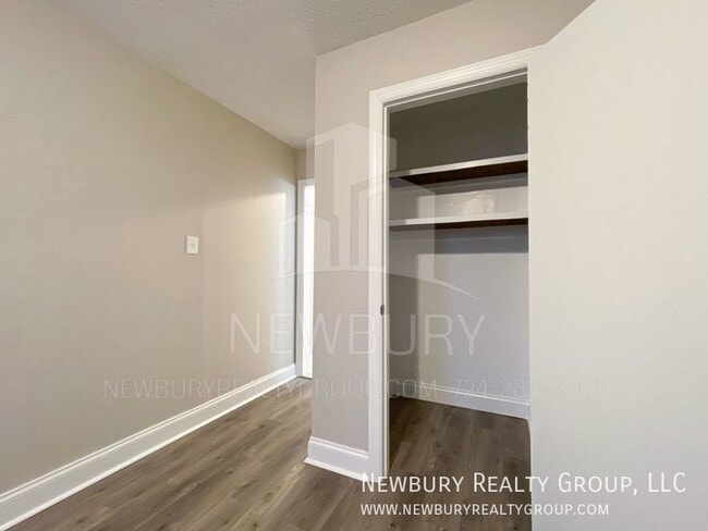 Building Photo - 4 Clearview Meadows