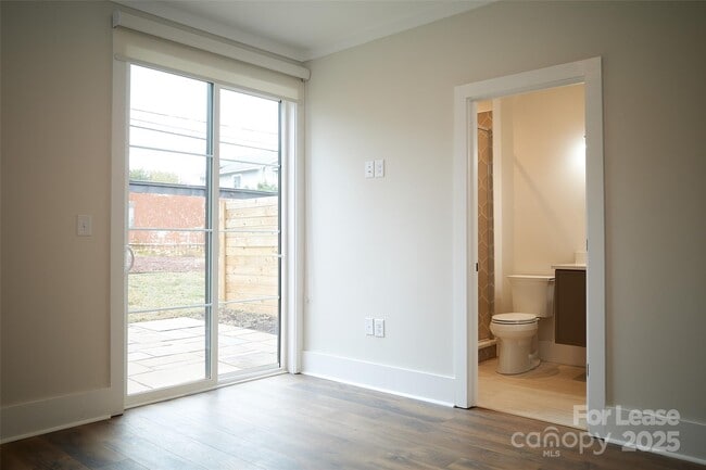 Building Photo - 1302 E 10th St