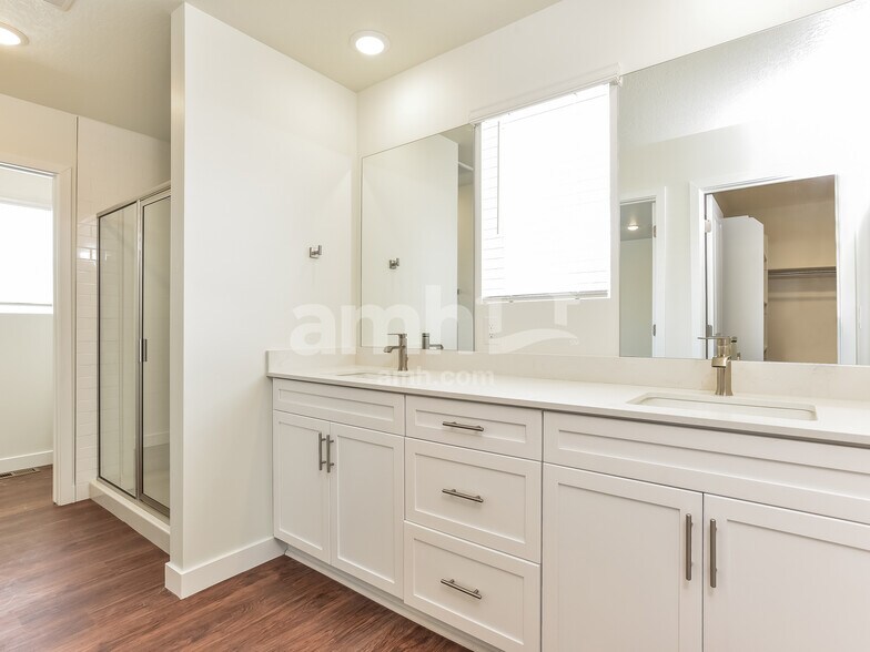 Building Photo - 8931 Royal Ln