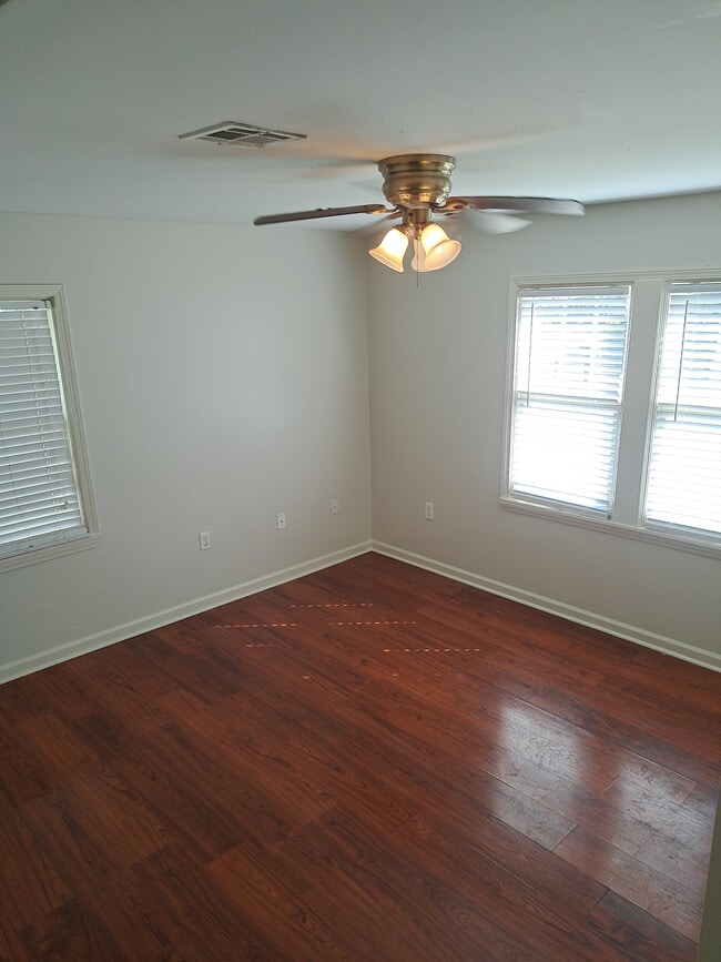 Building Photo - 902 Oaklawn Ave