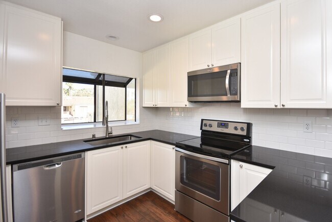 Building Photo - Cozy Upstairs Unit with Greenbelt View!