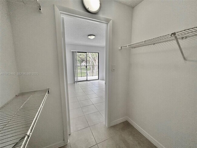 Building Photo - 540 S Park Rd