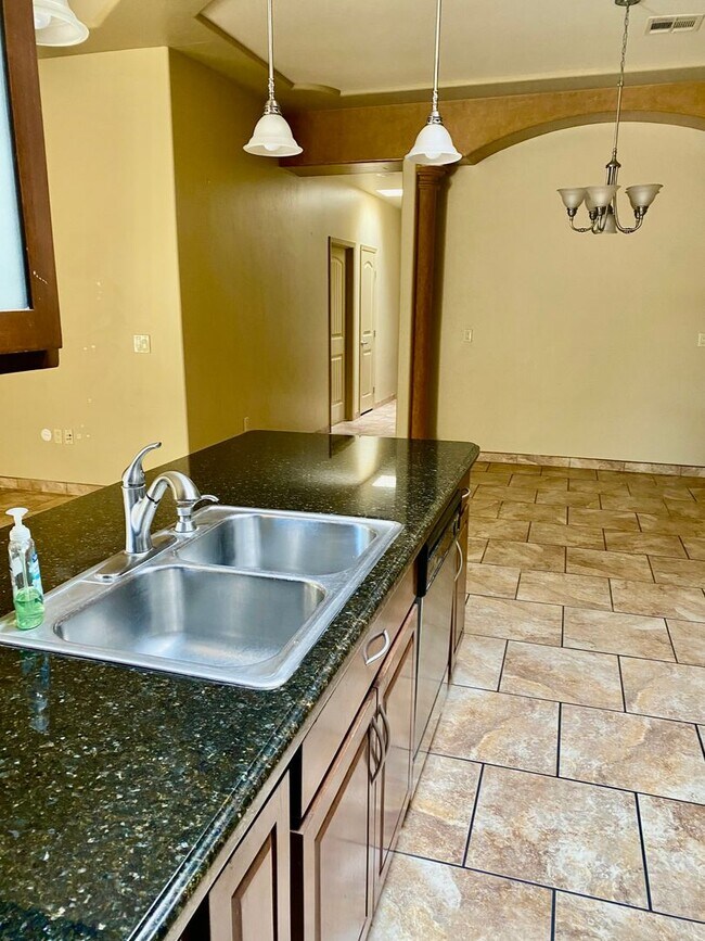 Building Photo - 4206 Tres Ninos Dr