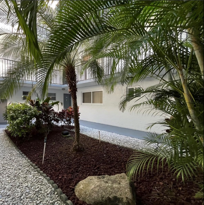 Building Photo - 2498 SW 17th Ave