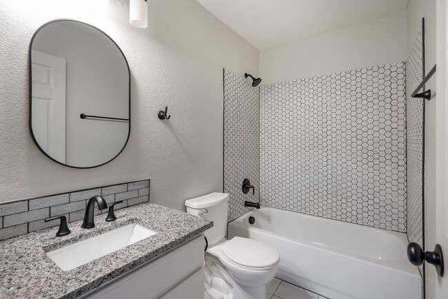 Building Photo - Super Beautiful Englewood 3 Bedroom Home A...