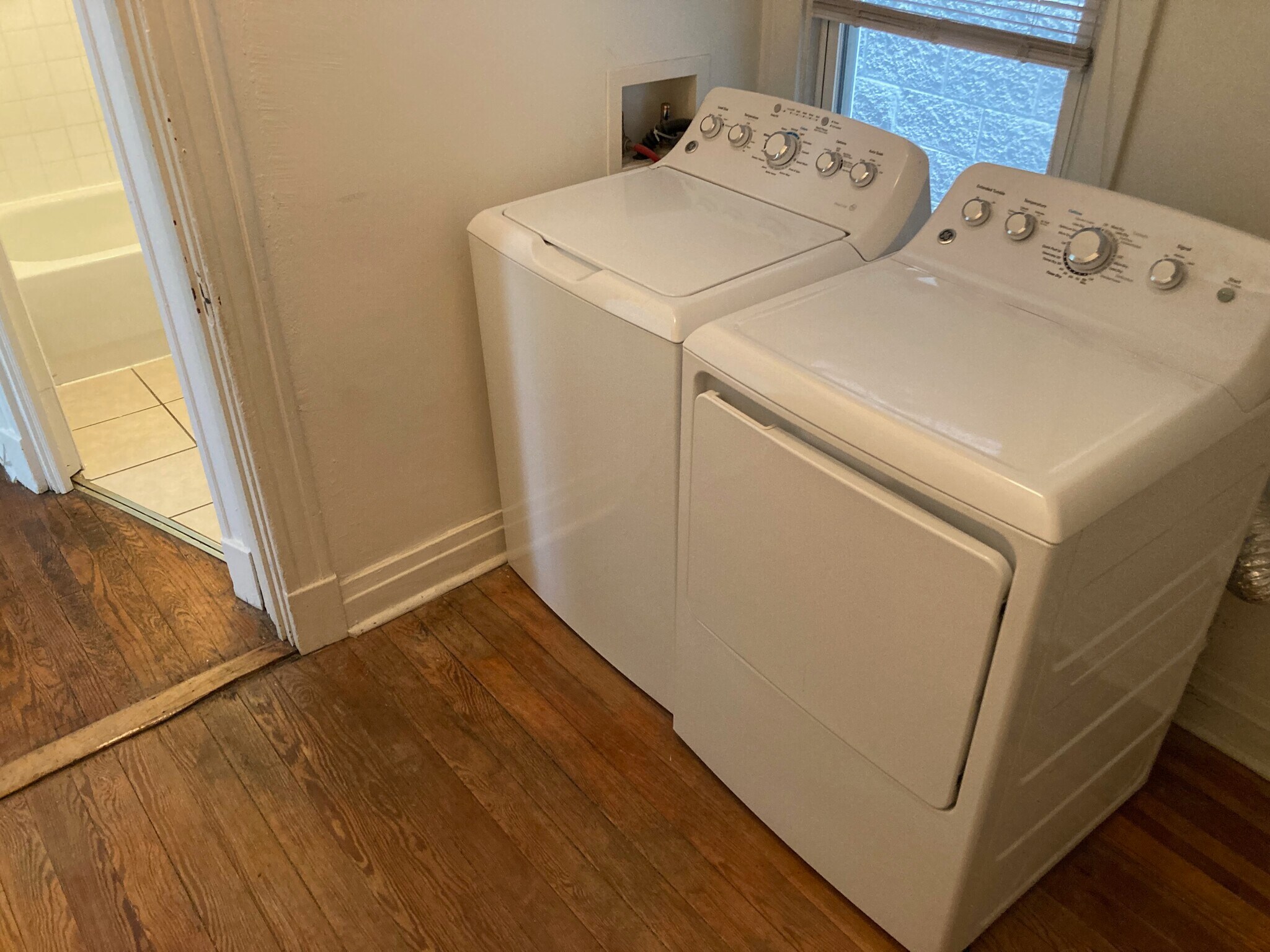 Laundry Room - 1825 W Addison St