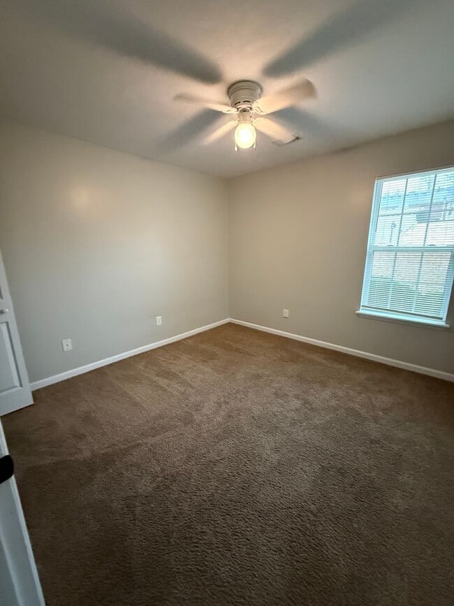 Building Photo - HOME FOR LEASE 4 BR 2 BATH RANCHSTYLE  SPLIT FLOOR PLAN AND OPEN  LARGE  FENCED BACKYARD  CONVENI...