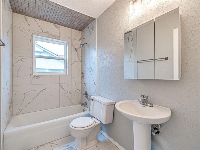 Building Photo - 305 Woodside Dr