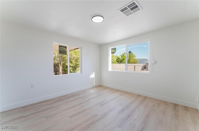 Building Photo - 1637 Sunset Dr