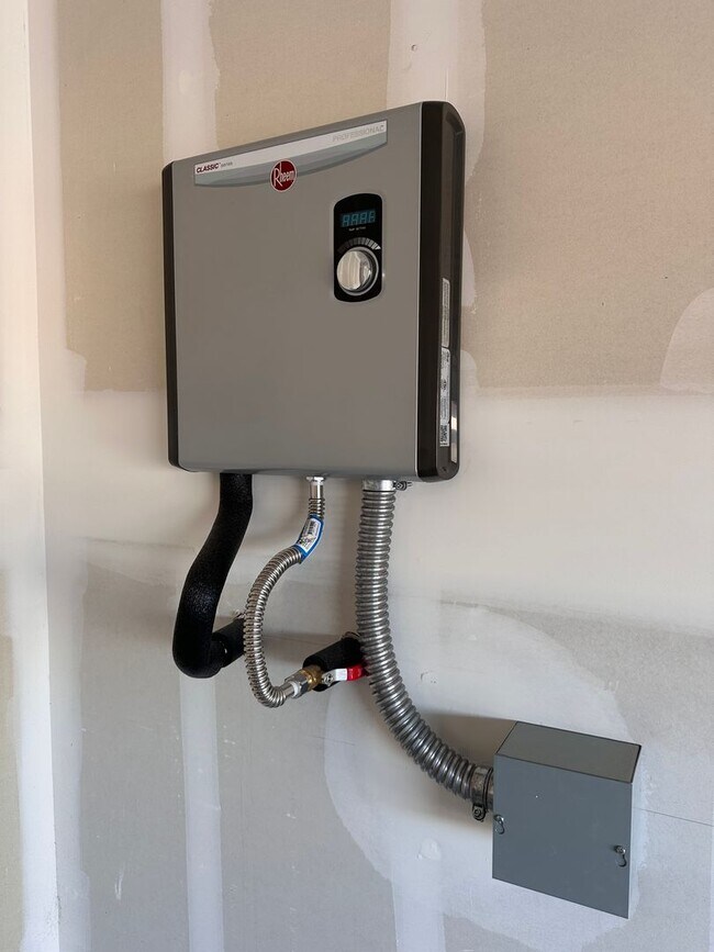 Building Photo - BRAND NEW 3 BEDROOM TOWNHOUSE W/LOFT