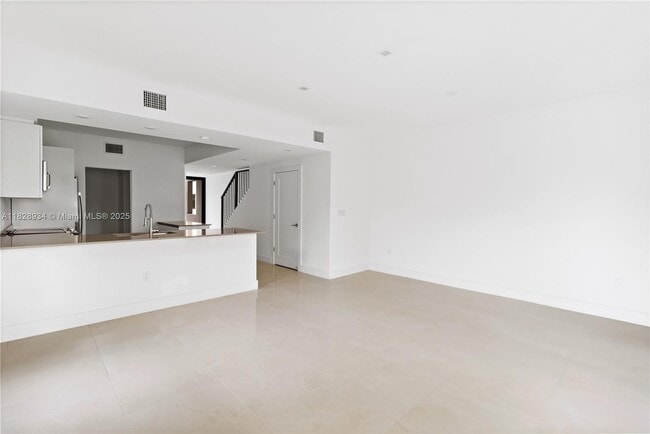 Building Photo - 4130 N Oak Pl