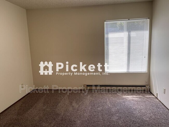 Building Photo - 924 Shorewood Dr