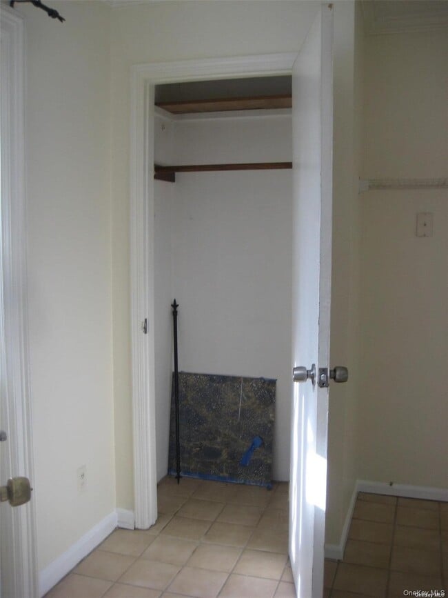 Building Photo - 117 Blydenburgh Ave