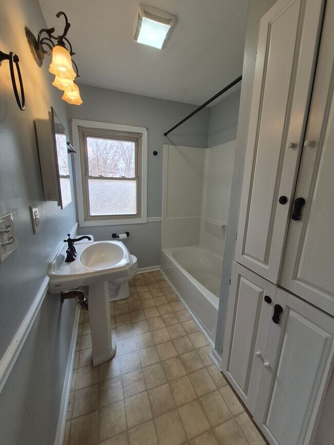 Building Photo - Charming 2-bedroom home!