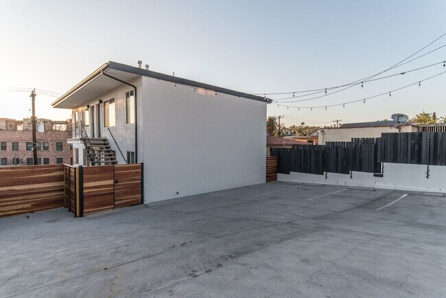 Building Photo - Beautifully updated 1 bed / 1 bath apartment in Echo Park is now available - Includes private par...