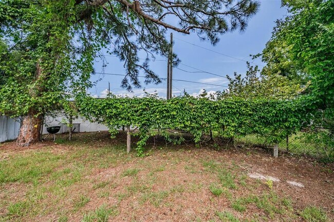 Building Photo - 636 Stremma Rd