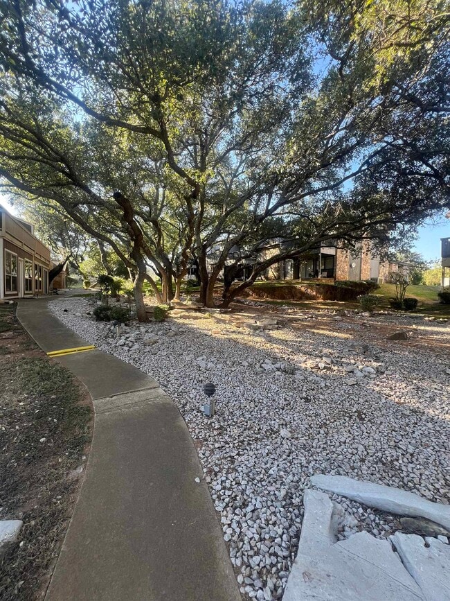 Building Photo - 307 Crestview