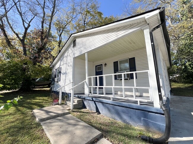 Building Photo - Single-Family Home Downtown--No Breed Rest...