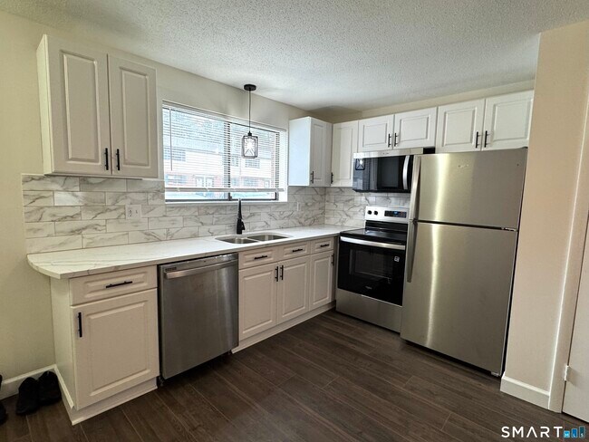 Building Photo - 39 Horton Hill Rd