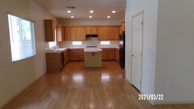 Building Photo - VISTA VERDE AT SUMMERLIN 3bd 2.5 bth WITH PRIVATE POOL & SPA