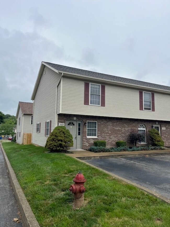 Primary Photo - 2 bedroom, 1.5 bath Townhouse: Oaklawn Park!
