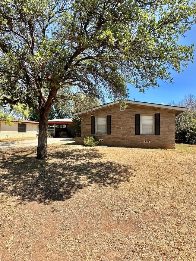 Building Photo - COMING AVAILABLE IN JULY - 3 Bedroom Home ...