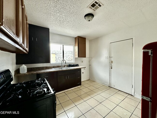 Building Photo - 6041 Yandell Dr