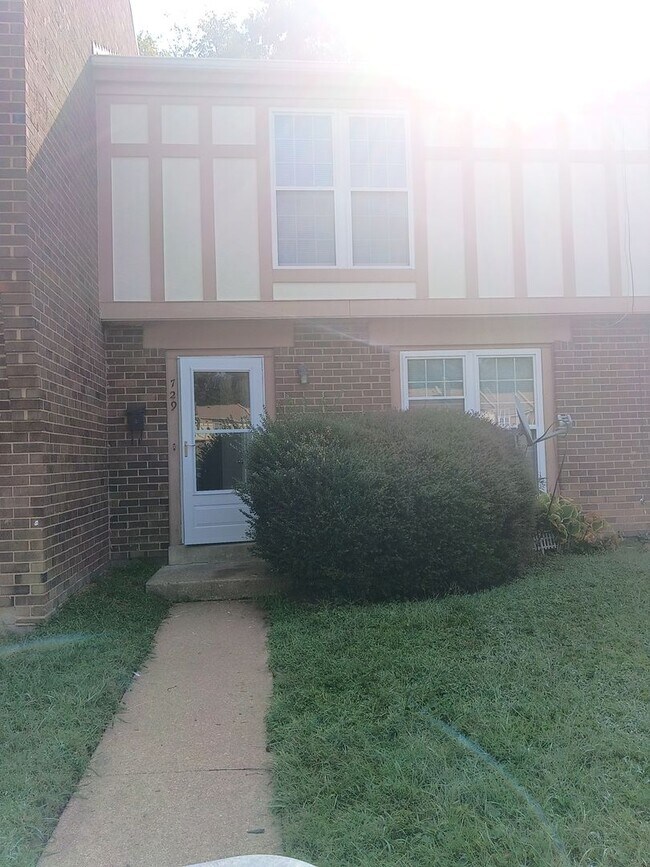 Building Photo - 729 Pleasent Street