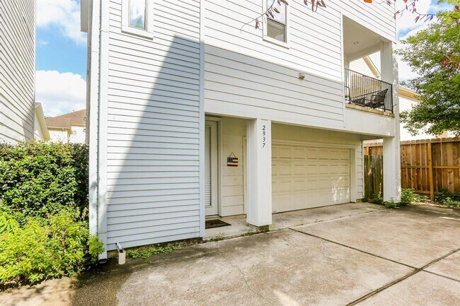 Primary Photo - 2937 Bell St