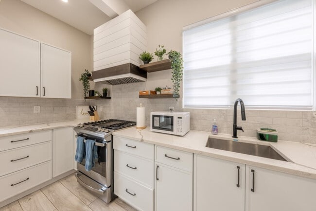 Building Photo - 139 W 4th Ave