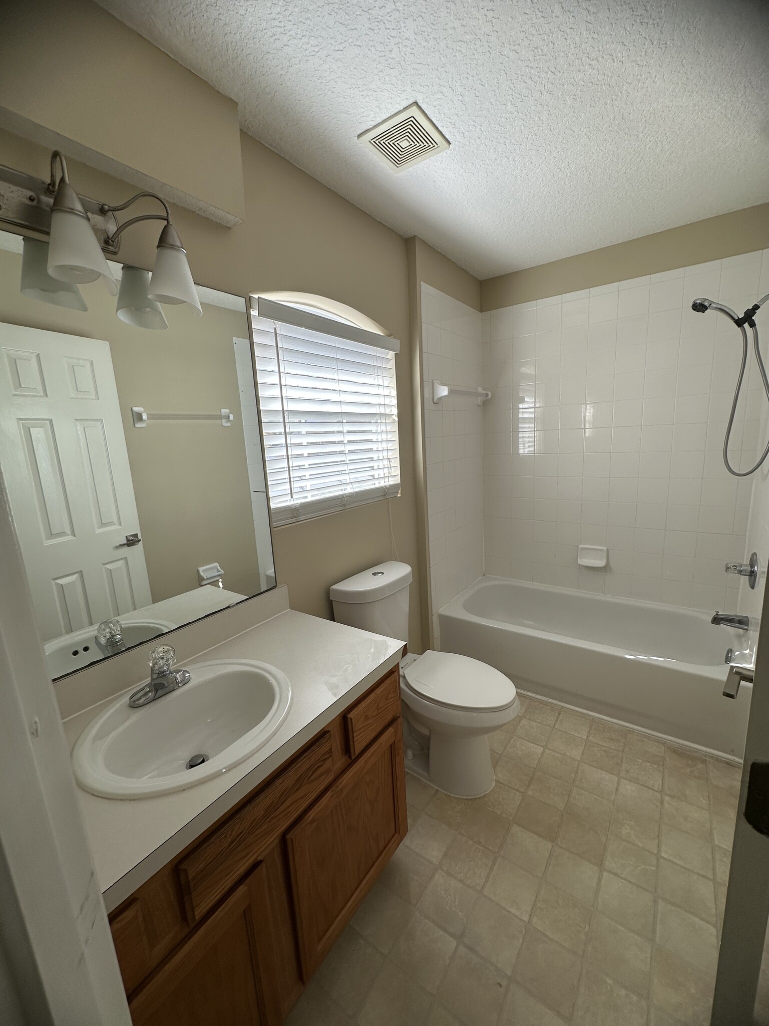 Full Bathroom - 1630 Vineland Cir