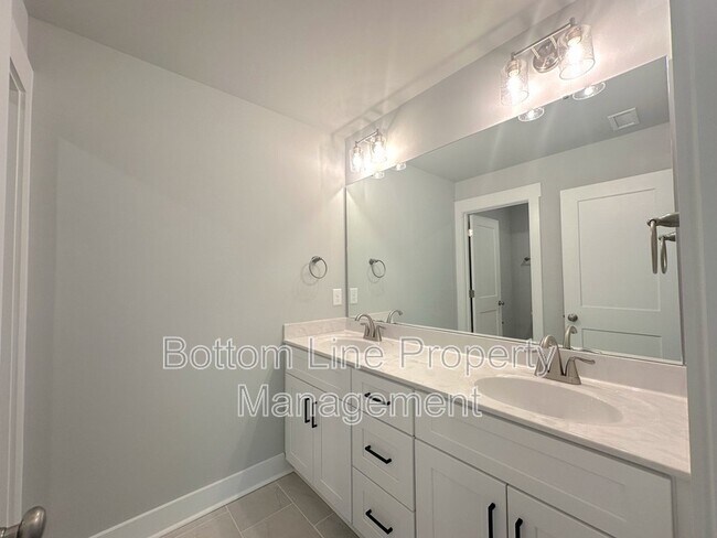 Building Photo - 2923 Burgess Dr