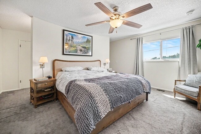 Building Photo - Modern 3-Bedroom Townhome Featuring an Updated Kitchen and Spacious Primary Suite