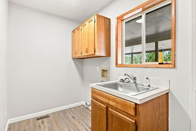 Building Photo - 39601 Santiam Bluffs Rd NE