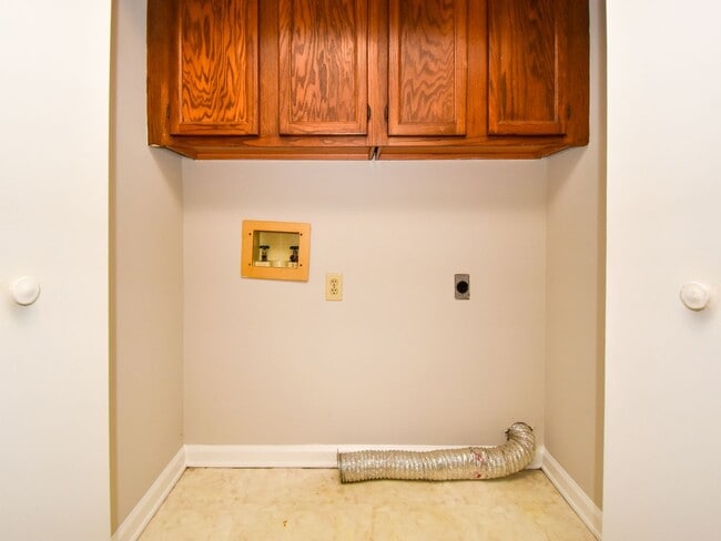 Building Photo - 3 bedrooms, 2 bath one level town-home wit...