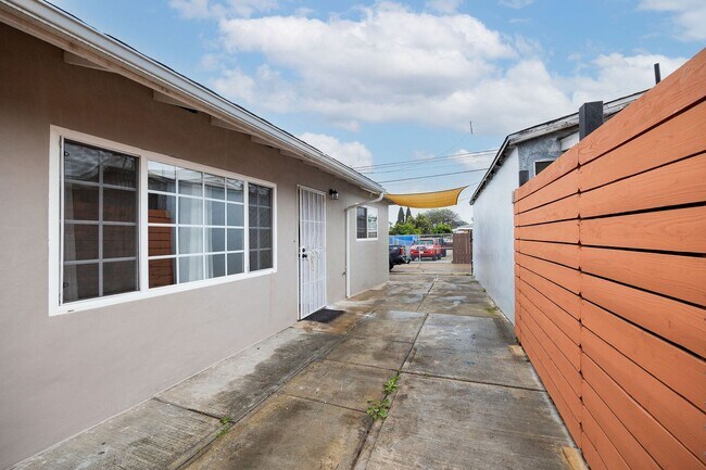 Building Photo - Remodeled spacious 2 bedroom, 1 bathroom unit now available!