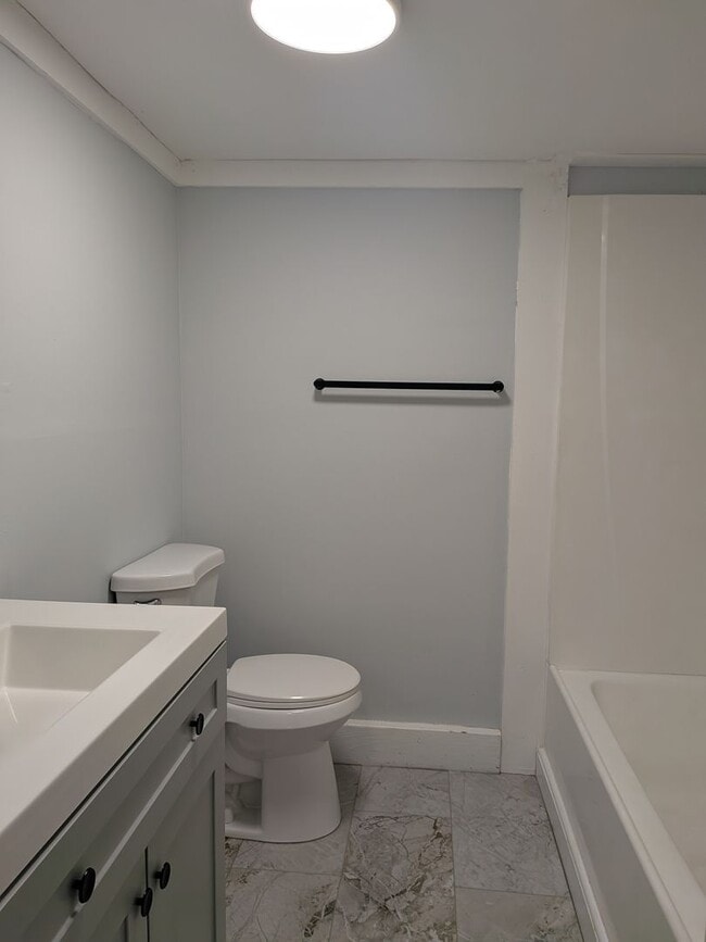 Building Photo - Move in Ready 4 Bed 2 Bath House