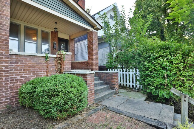 Building Photo - 4 Bedroom North Campus Newly Remodeled Hou...