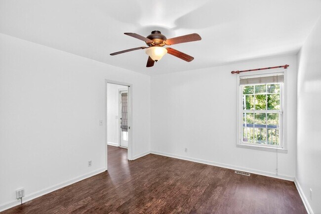 Building Photo - 3008 Lakeshore Dr