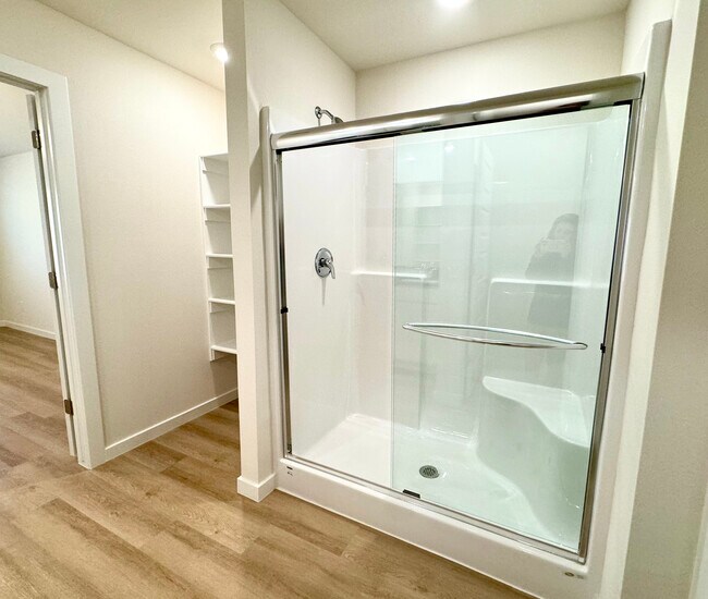 Building Photo - 5382 Selah St