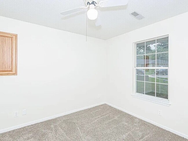 Building Photo - 3804 Larkspur Ct