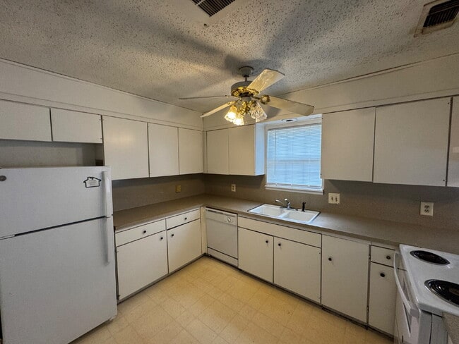 Building Photo - Beautiful House Located Near Movie Theater...