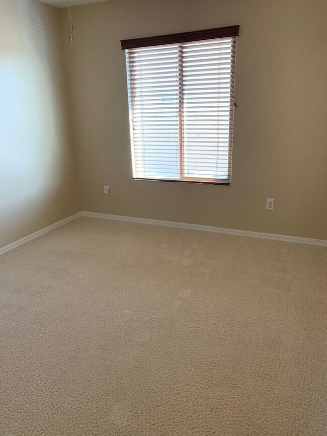 Building Photo - MOVE IN SPECIAL! $500 OFF MOVE IN COSTS WI...
