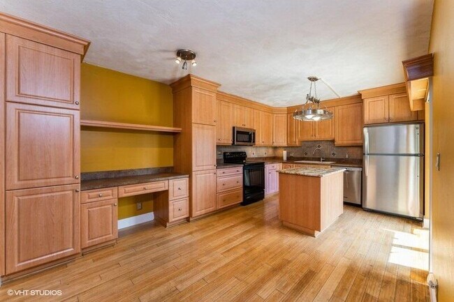 Building Photo - 6138 SE Riverboat Dr