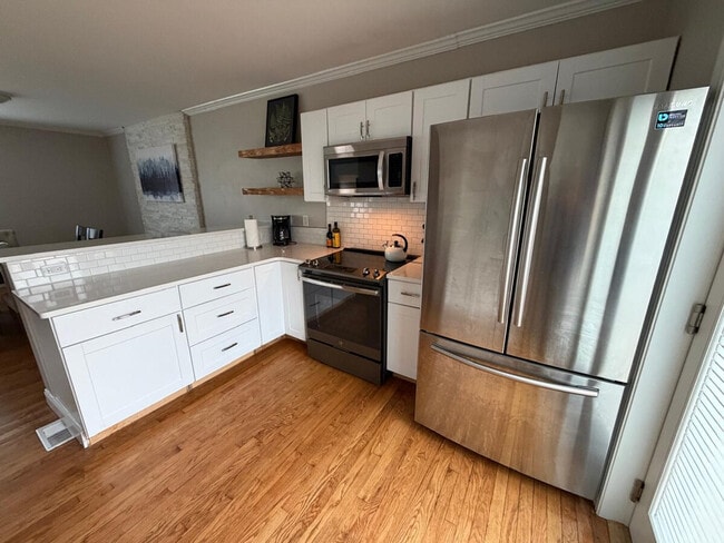 Building Photo - 6913 Etzel Ave