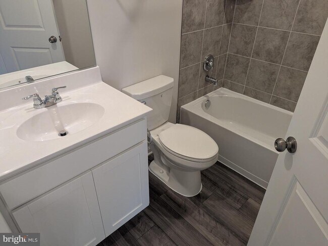 Building Photo - 513 Seeback Dr