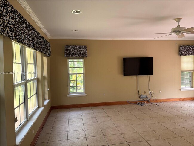 Building Photo - 805 Paradiso Ave