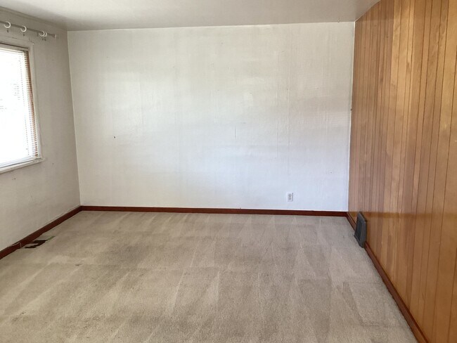 Building Photo - Charming 2BR Home with Spacious Yard, Detached Garage & Garden Oasis