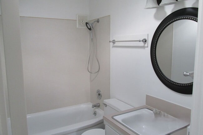 Building Photo - 3 Bedroom House in Burlington